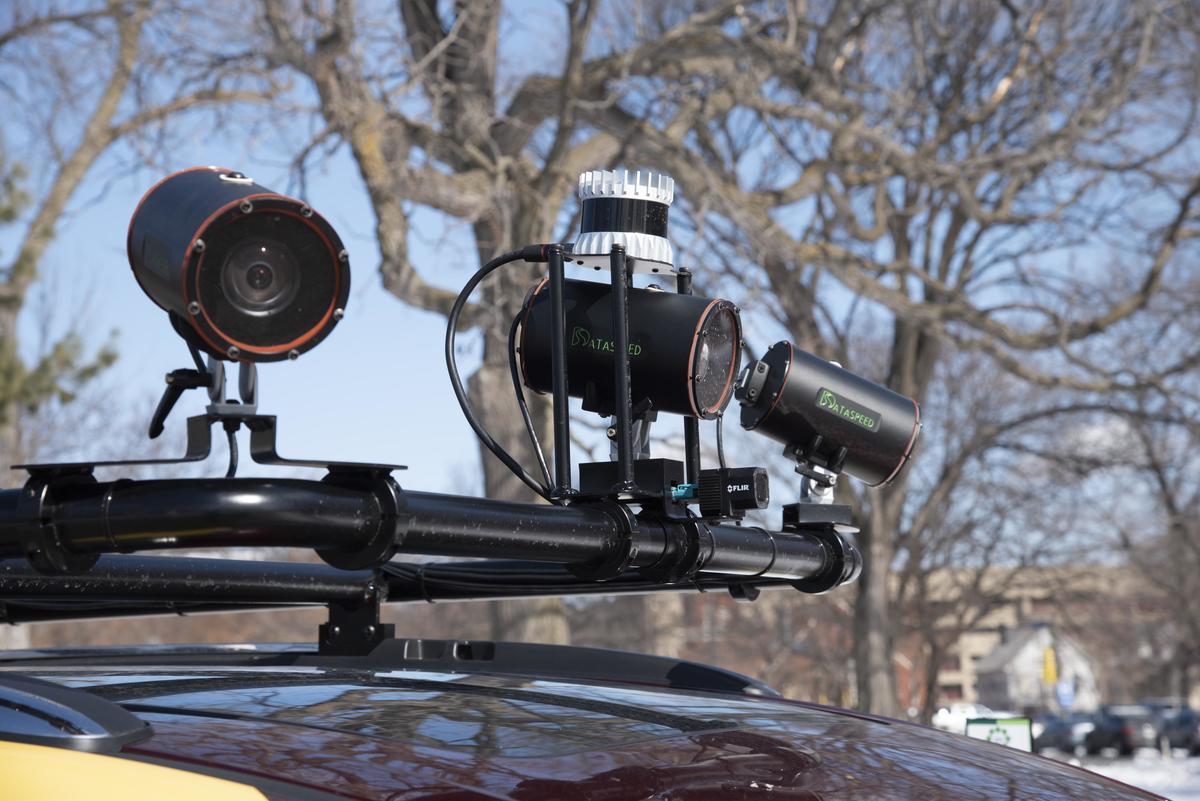 Cameras mounted on the vehicle roof rack